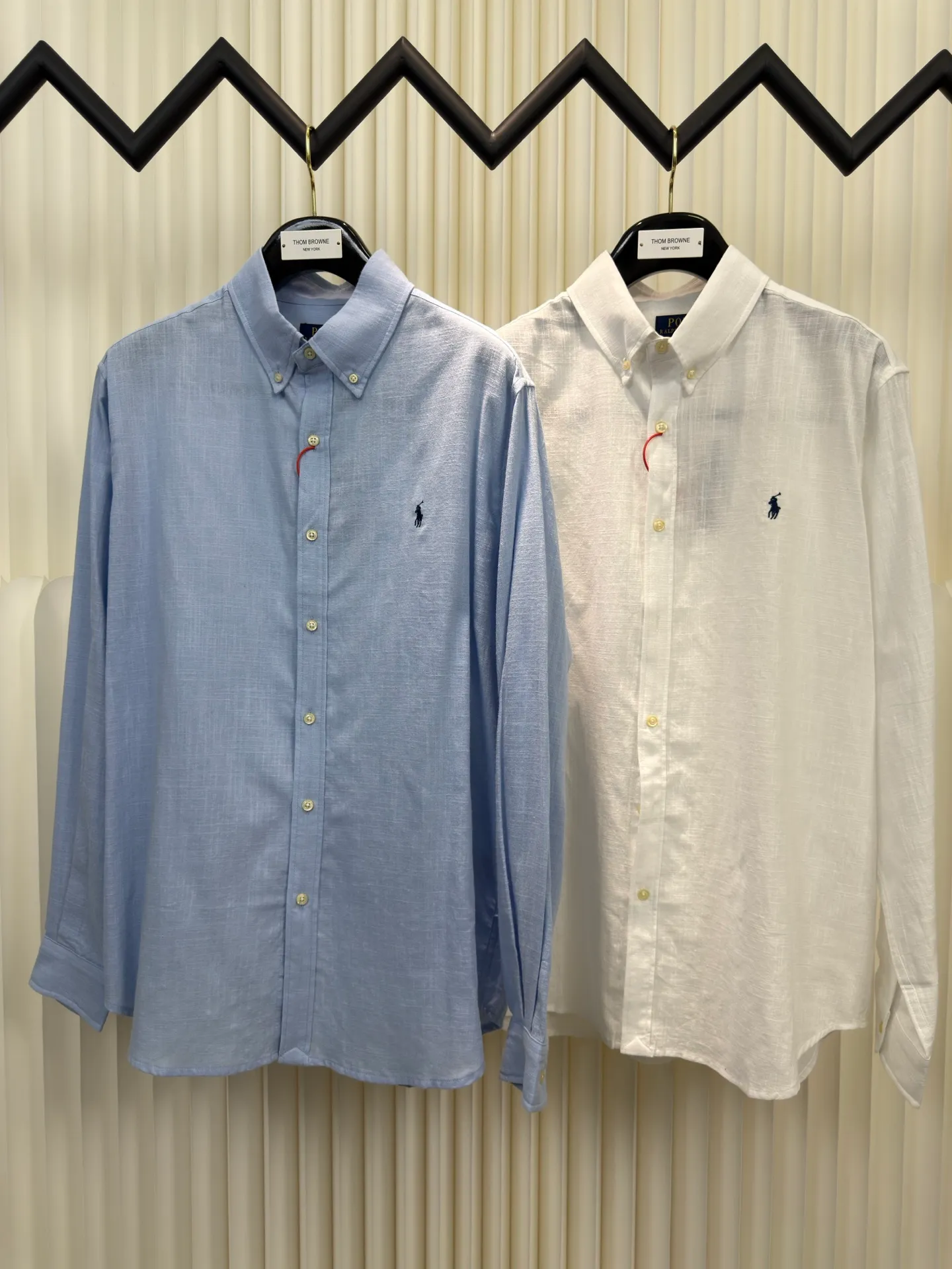 P410 Ralph Lauren embroidered linen shirt. Selected from the finest linen material and featuring iconic pony embroidery, it is simple yet highly recognizable. The clever design of the outer I-shaped pleated slit-style back yoke adds a sense of agility and elegance.  Adopting side-turning and embedded clamping stitching technology, it is smooth and tidy. The fabrics have been washed and have a better hand feel. Not easy to deform, not easy to shrink, not easy to fade, and maintain long-term beauty. Size: s m l xl